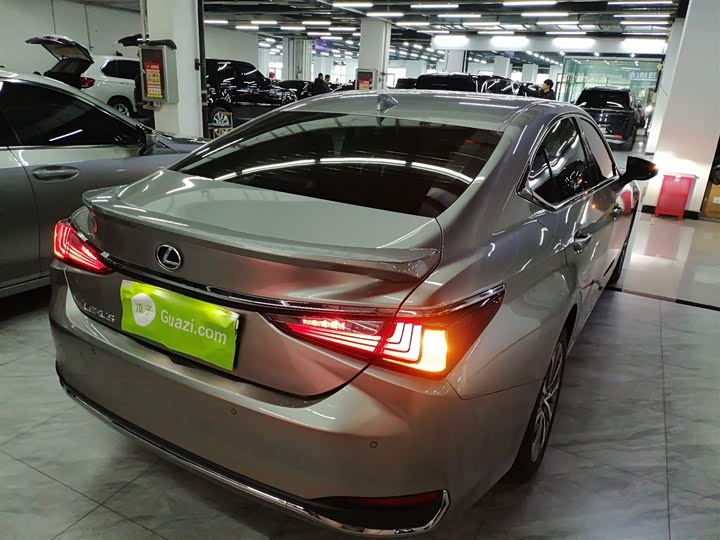 Фото 7 - Lexus ES