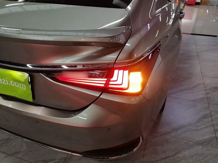 Фото 8 - Lexus ES