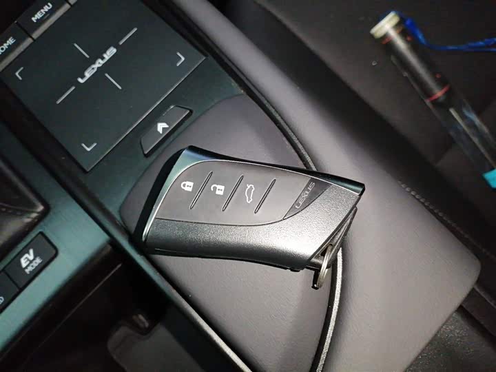 Фото 9 - Lexus ES