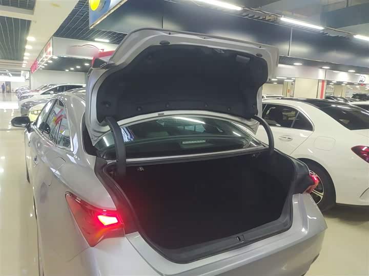 Фото 19 - Toyota Avalon