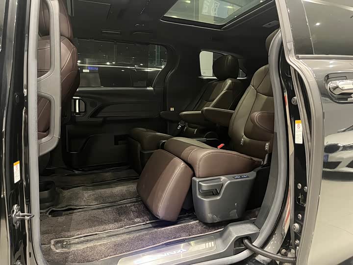 Фото 4 - Toyota Sienna