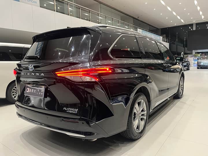 Фото 7 - Toyota Sienna