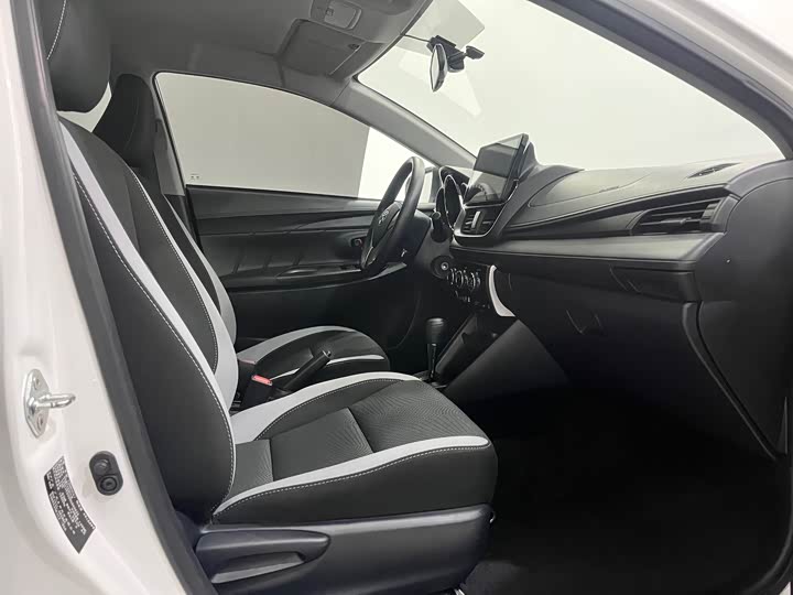 Фото 10 - Toyota Yaris L Hatchback