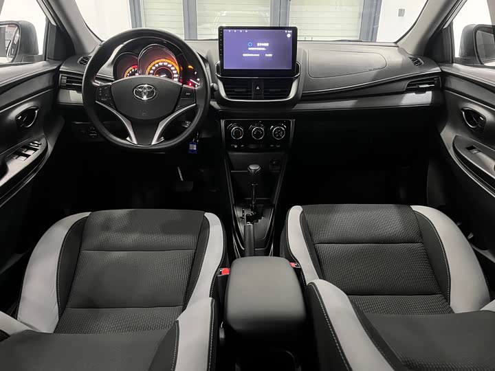 Фото 11 - Toyota Yaris L Hatchback