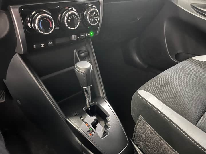 Фото 12 - Toyota Yaris L Hatchback