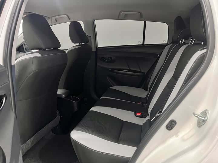 Фото 13 - Toyota Yaris L Hatchback