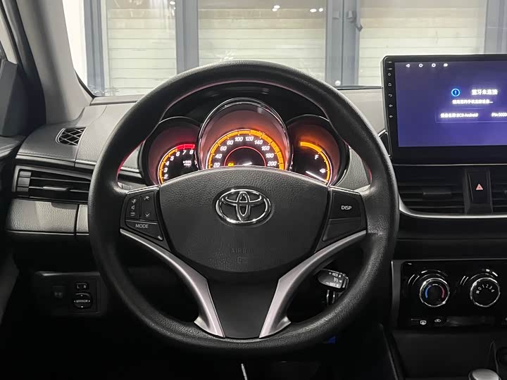 Фото 15 - Toyota Yaris L Hatchback