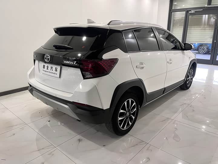 Фото 16 - Toyota Yaris L Hatchback