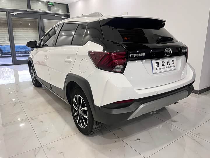 Фото 17 - Toyota Yaris L Hatchback