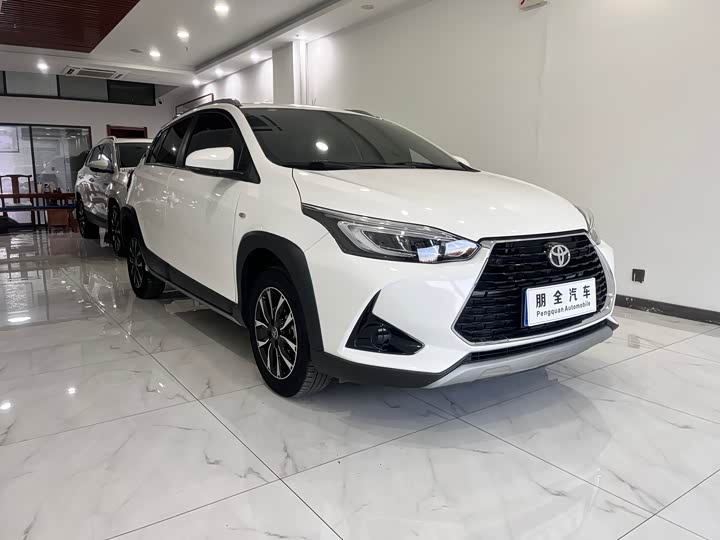 Фото 3 - Toyota Yaris L Hatchback