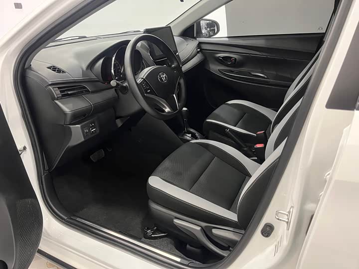 Фото 4 - Toyota Yaris L Hatchback