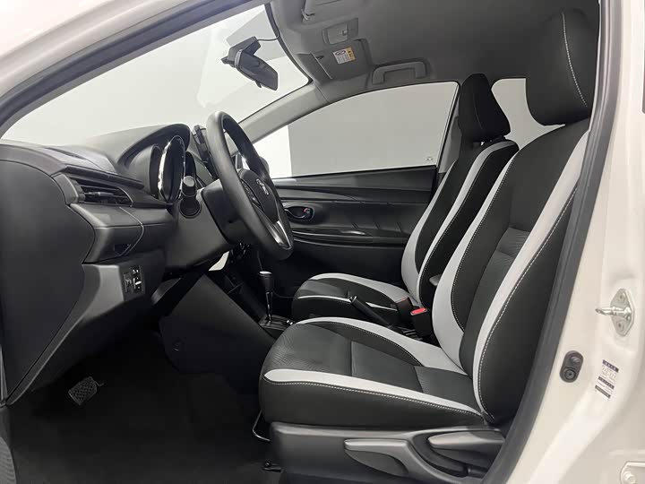 Фото 5 - Toyota Yaris L Hatchback