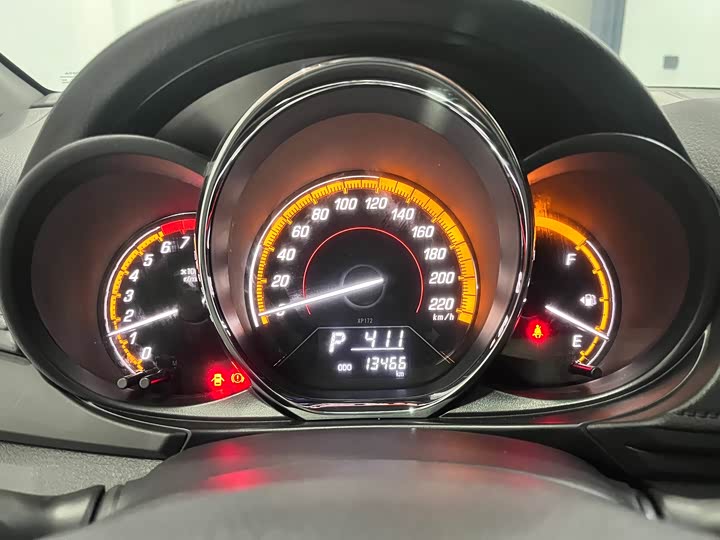 Фото 6 - Toyota Yaris L Hatchback