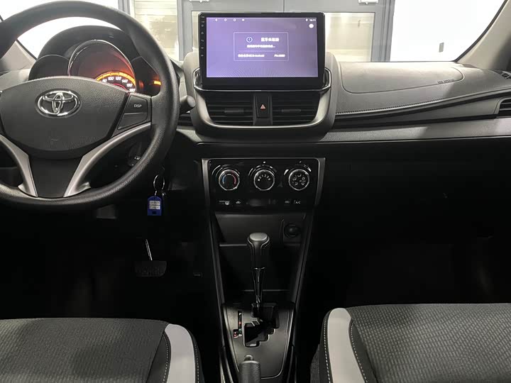 Фото 7 - Toyota Yaris L Hatchback