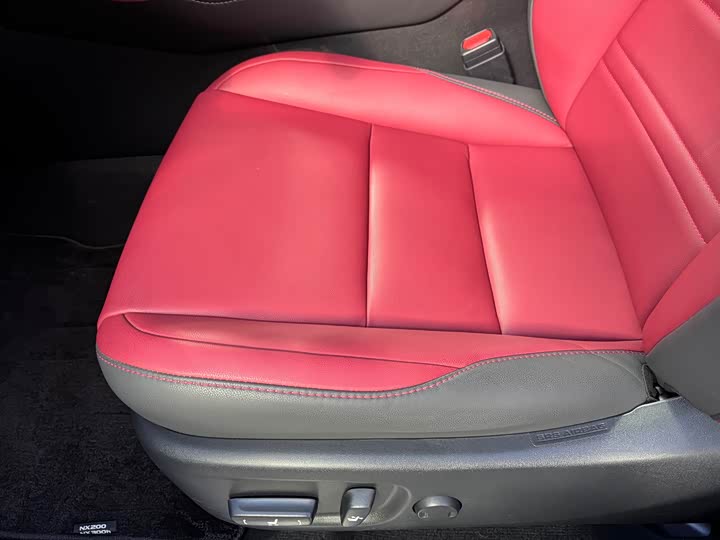 Фото 13 - Lexus NX