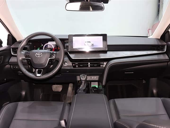 Фото 13 - Toyota Camry