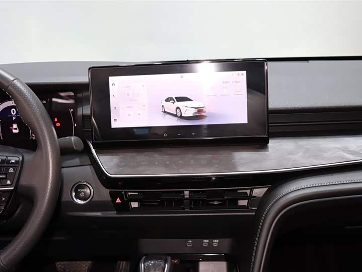 Фото 15 - Toyota Camry