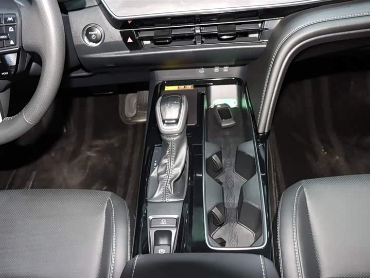 Фото 16 - Toyota Camry