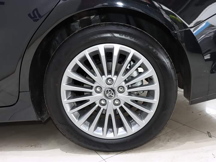 Фото 21 - Toyota Camry