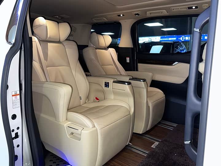 Фото 11 - Toyota Alphard