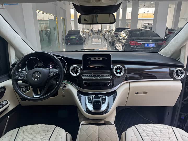 Фото 8 - Mercedes-Benz V-Class