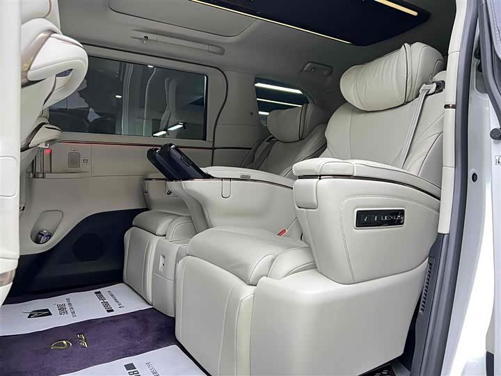 Фото 15 - Lexus LM