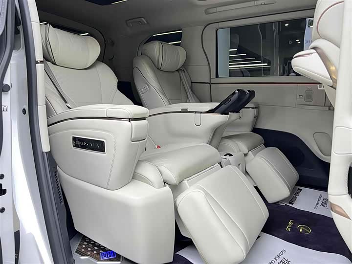 Фото 16 - Lexus LM