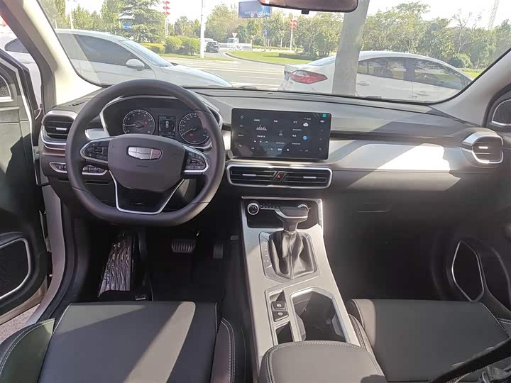 Фото 10 - Geely Coolray