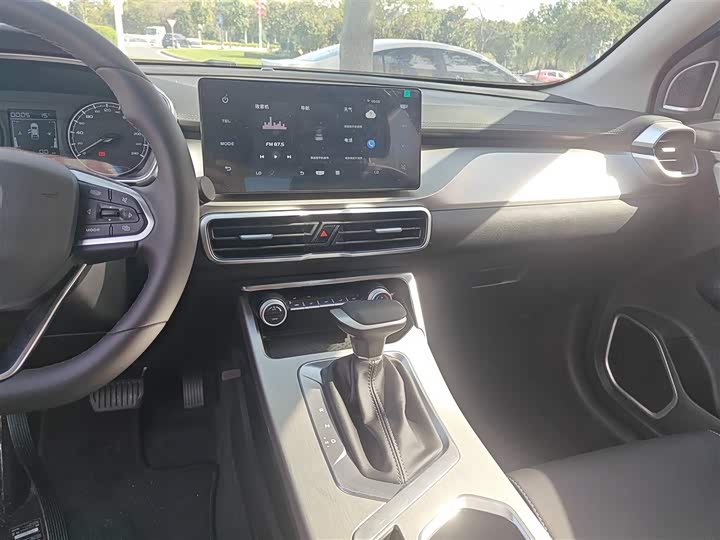 Фото 13 - Geely Coolray