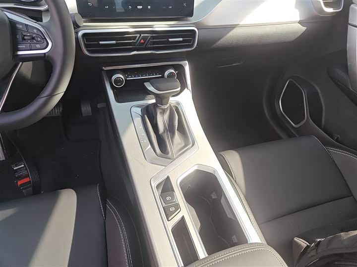 Фото 14 - Geely Coolray