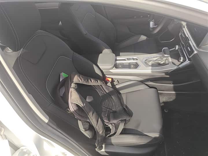 Фото 25 - Geely Coolray