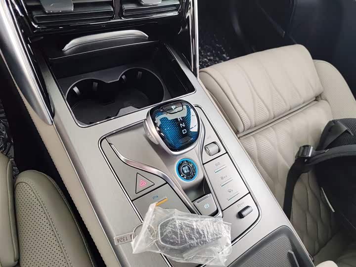 Фото 14 - BYD Tang Hybrid/EV