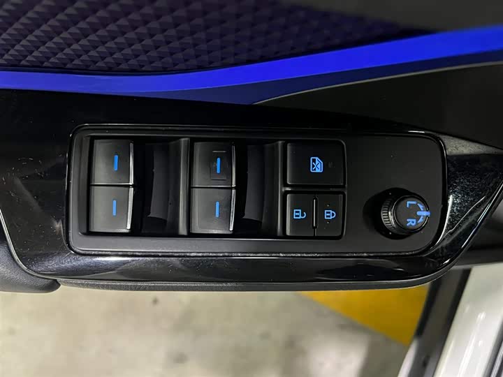 Фото 10 - Toyota C-HR