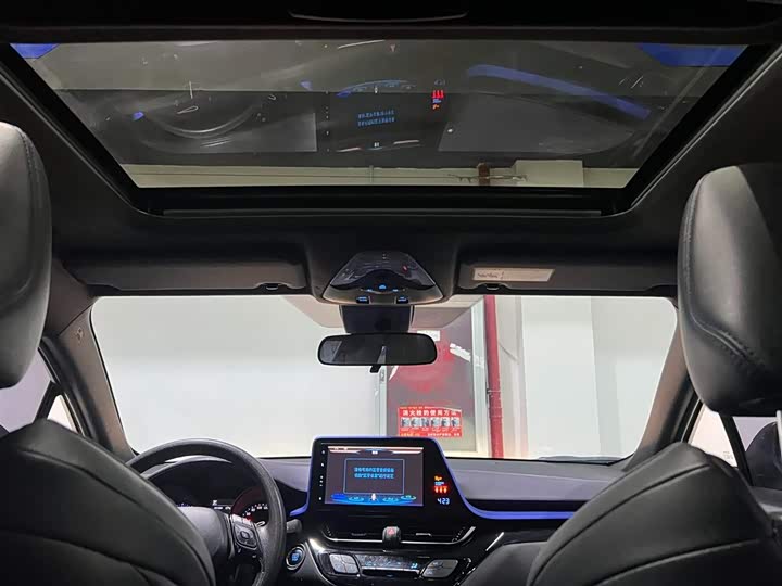 Фото 12 - Toyota C-HR