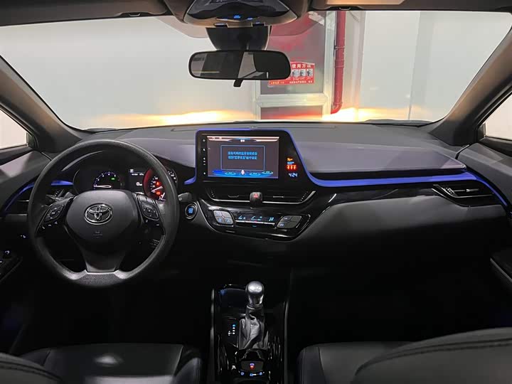 Фото 13 - Toyota C-HR