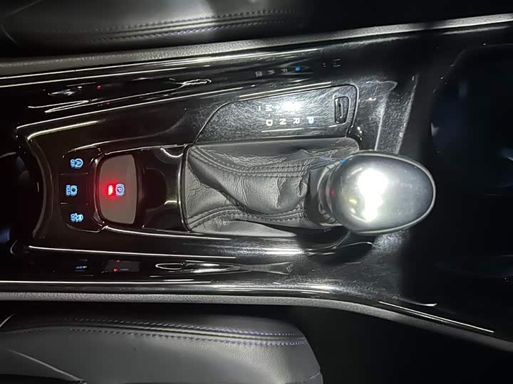 Фото 15 - Toyota C-HR