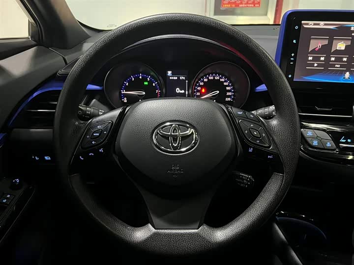 Фото 16 - Toyota C-HR