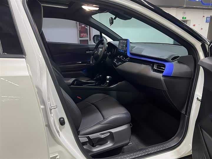 Фото 18 - Toyota C-HR