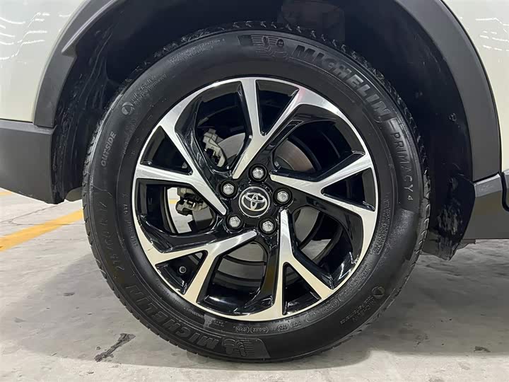 Фото 19 - Toyota C-HR