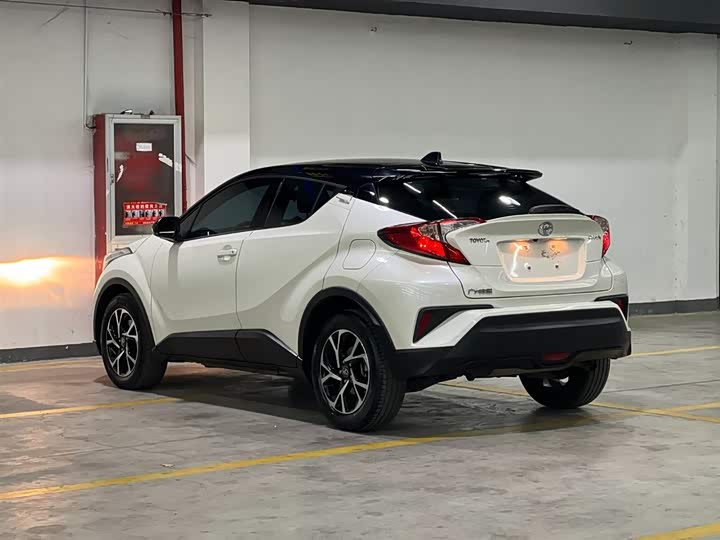 Фото 4 - Toyota C-HR
