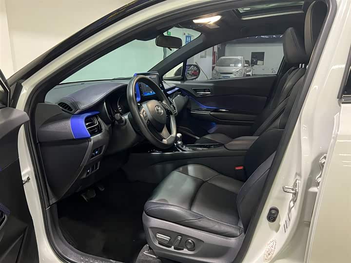 Фото 8 - Toyota C-HR