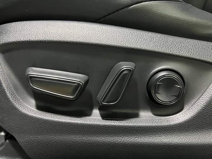 Фото 9 - Toyota C-HR