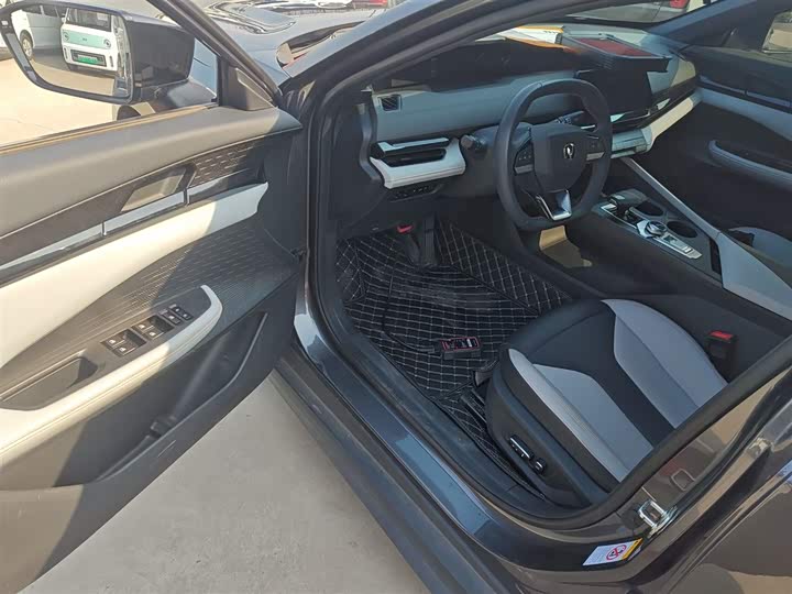 Фото 16 - Changan UNI-V Hybrid