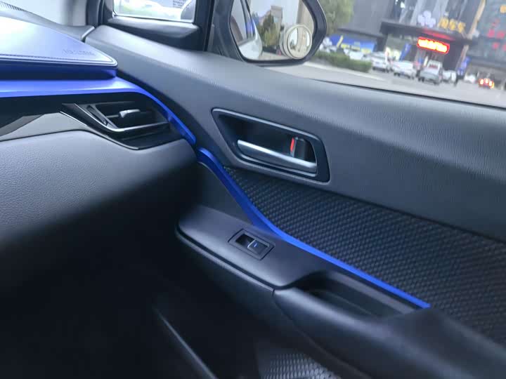 Фото 11 - Toyota C-HR