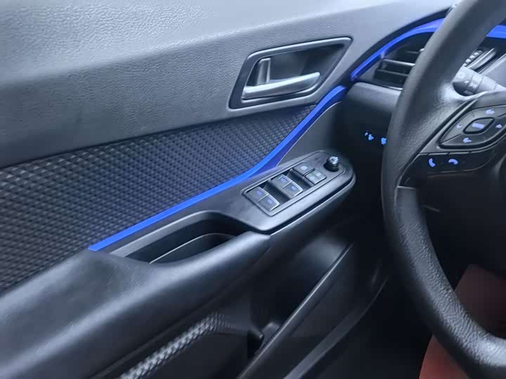 Фото 12 - Toyota C-HR