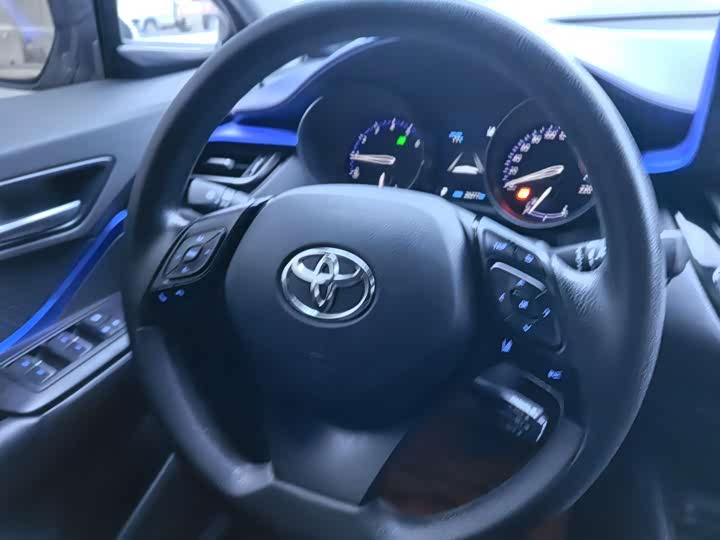 Фото 13 - Toyota C-HR