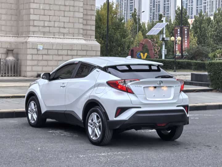 Фото 4 - Toyota C-HR
