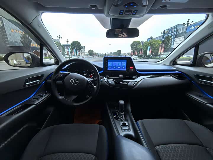 Фото 8 - Toyota C-HR