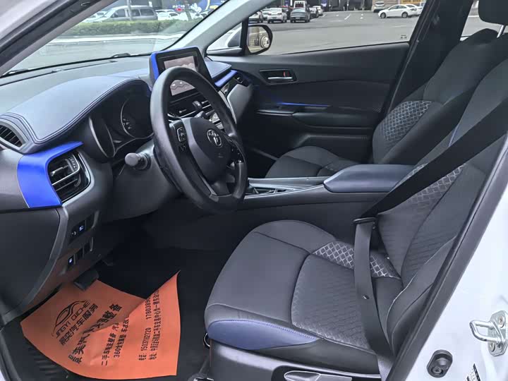 Фото 9 - Toyota C-HR