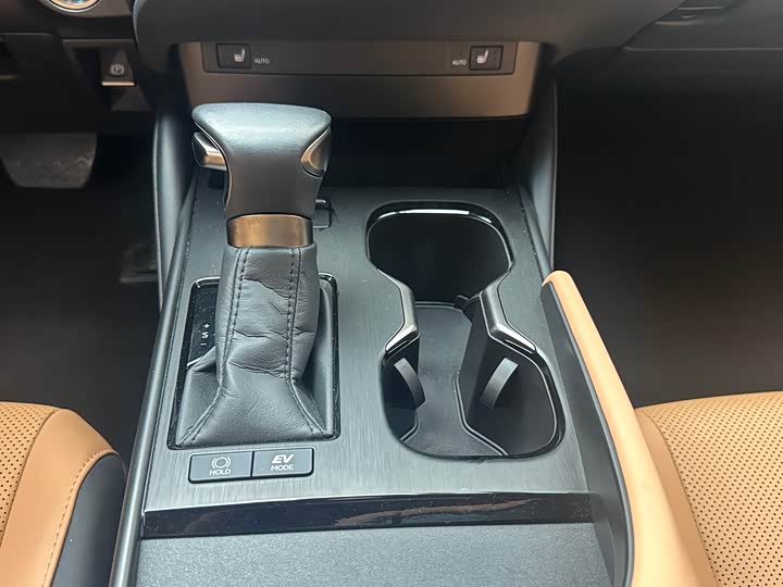 Фото 10 - Lexus ES